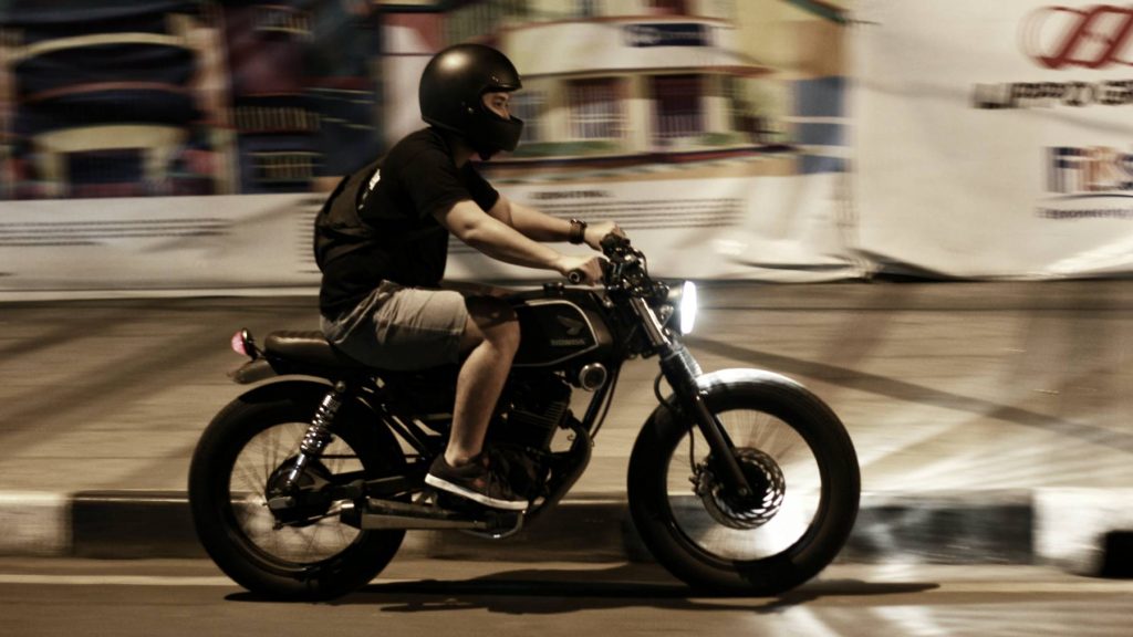 Berapa Panjang Umur Helm Pengendara Motor?
